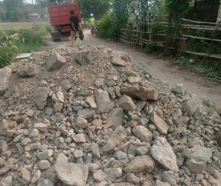 Waduh, Proyek Pembangunan Konektivitas Ruas Jalan Poros Desa Kemiri Rp.4 Miliar Diduga Salah Alamat, Lokasi Fisik Berada di Legok