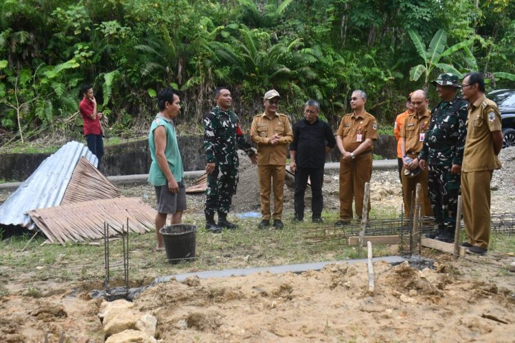 Usai Buka TMMD ke-130, Bupati Nias Bersama Rombongan Tinjau Perehapan RTLH di Somolo Molo