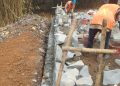 Tak Menggunakan Mixer sebagai Alat Adukan Semen, Proyek Panuraban di Caringin Legok Kekuatannya Diragukan