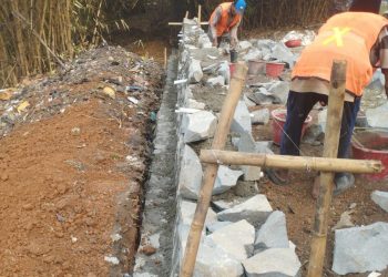 Tak Menggunakan Mixer sebagai Alat Adukan Semen, Proyek Panuraban di Caringin Legok Kekuatannya Diragukan