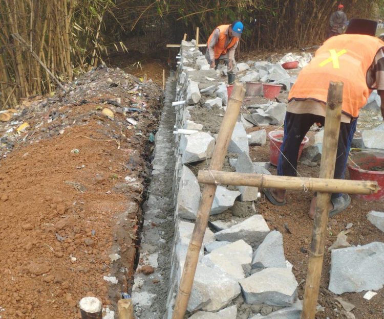 Tak Menggunakan Mixer sebagai Alat Adukan Semen, Proyek Panuraban di Caringin Legok Kekuatannya Diragukan