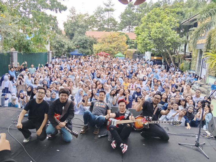 Kolaborasi Aku Kamu Peduli Generasi dan SMAN 15 Bandung Ciptakan Sejuta Dampak