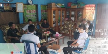 Sempat Menghindar Kepala Desa Hampalit Dipergoki oleh Tim PH Masyarakat Di Kantor Desa Hampalit